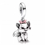 Ce charm pour bracelet en argent 925 représente un adorable chaton avec un grand ruban rose et un collier fin, yeux pétillants et queue bouclée pour une vibe féline mignonne et espiègle. La base ronde gravée « S925 » s'intègre parfaitement aux bracelets modulaires.

Caractéristiques :

Matière : Argent 925 (S925)
Design : Chaton détaillé avec nœud rose oversize, pose joueuse et accessoires subtils, monté sur support rond.
Style : Doux et ludique, idéal pour amoureux des chats, cadeaux tendres ou personnalis