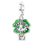 Ce charm chanceux présente un petit chat aux grands yeux verts expressifs niché au centre d’un trèfle à quatre feuilles émaillé vert brillant, avec des motifs tachetés blancs sur le visage et le corps argenté. Les pattes potelées et la petite étoile jaune ajoutent une touche mignonne et protectrice, tandis que l’ensemble évoque prospérité et bonne fortune féline. Il porte bonheur et malice animale à tout bracelet, fusionnant symbole porte-porte-bonheur et tendresse ludique.

Caractéristiques :

Matière : Ar
