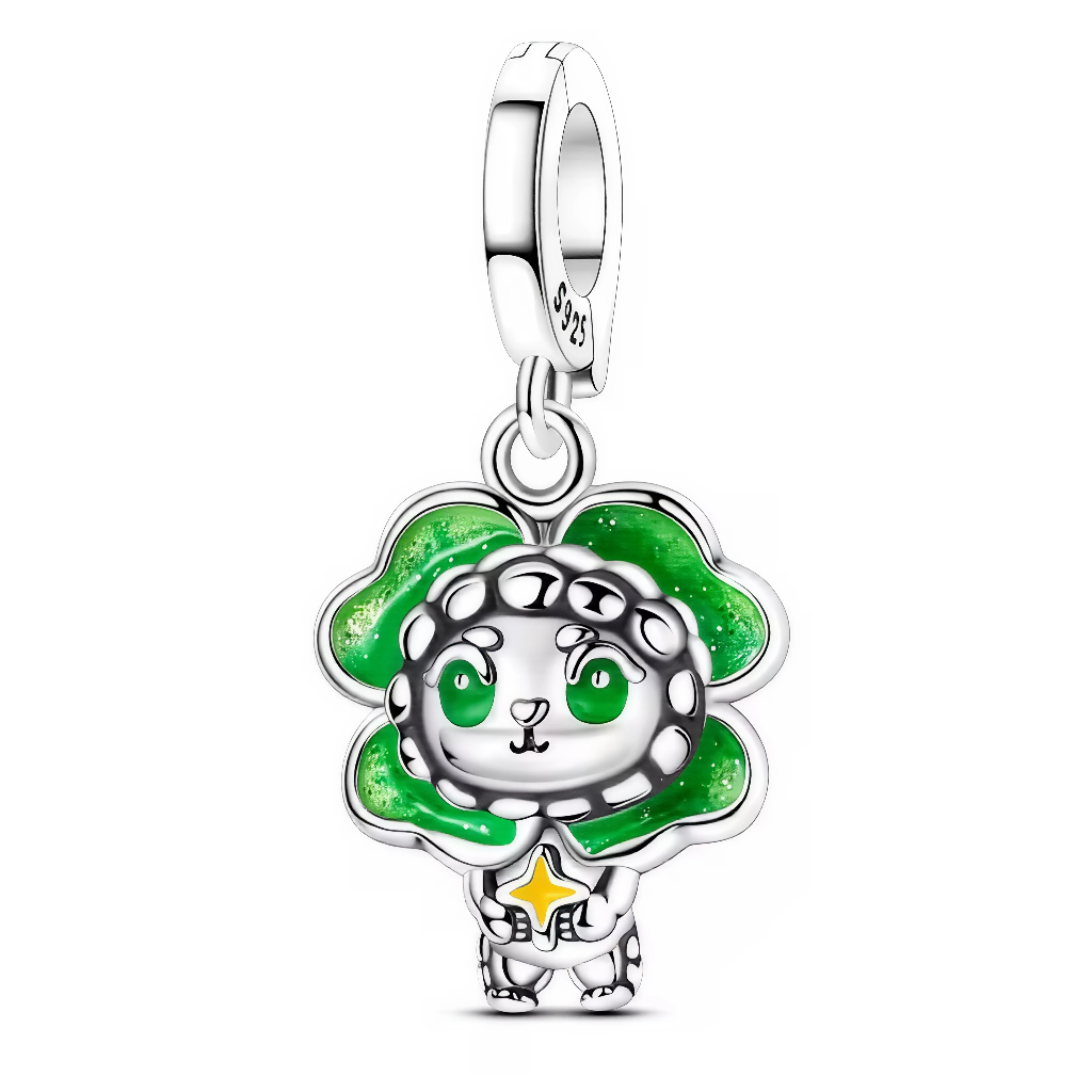 Ce charm chanceux présente un petit chat aux grands yeux verts expressifs niché au centre d’un trèfle à quatre feuilles émaillé vert brillant, avec des motifs tachetés blancs sur le visage et le corps argenté. Les pattes potelées et la petite étoile jaune ajoutent une touche mignonne et protectrice, tandis que l’ensemble évoque prospérité et bonne fortune féline. Il porte bonheur et malice animale à tout bracelet, fusionnant symbole porte-porte-bonheur et tendresse ludique.

Caractéristiques :

Matière : Ar