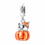 Craquez pour ce charm espiègle et festif, idéal pour égayer vos bracelets lors de la saison d’Halloween ! Mettant en scène un petit chat joueur qui sort d’une citrouille sculptée façon Jack-o’-lantern, ce bijou mêle l’originalité à la tendresse. La réalisation en argent 925 et les détails d’émail orange apportent éclat et vivacité à l’ensemble, parfait pour personnaliser une composition Halloween ou faire plaisir à un amateur de chats.