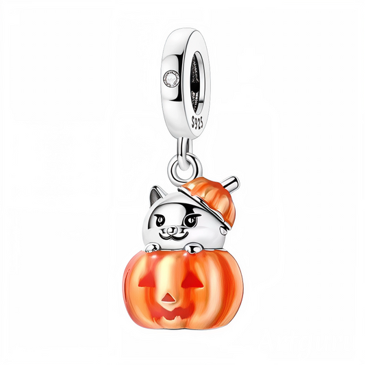 Craquez pour ce charm espiègle et festif, idéal pour égayer vos bracelets lors de la saison d’Halloween ! Mettant en scène un petit chat joueur qui sort d’une citrouille sculptée façon Jack-o’-lantern, ce bijou mêle l’originalité à la tendresse. La réalisation en argent 925 et les détails d’émail orange apportent éclat et vivacité à l’ensemble, parfait pour personnaliser une composition Halloween ou faire plaisir à un amateur de chats.