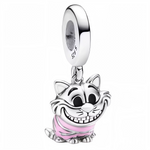 Ajoutez une touche de folie et de mystère à votre collection avec ce charm pendentif du célèbre Chat du Cheshire, issu de l’univers d’Alice au Pays des Merveilles. Assis dans sa posture emblématique, ce personnage malicieux est ici représenté en finition argentée brillante, avec un corps rose rayé fidèle à son design original. Son sourire énigmatique et son regard espiègle font de ce bijou un clin d'œil parfait à l'imaginaire décalé de Lewis Carroll.