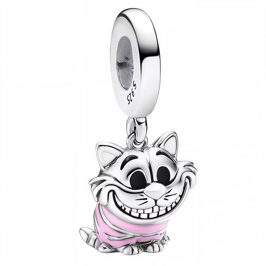 Ajoutez une touche de folie et de mystère à votre collection avec ce charm pendentif du célèbre Chat du Cheshire, issu de l’univers d’Alice au Pays des Merveilles. Assis dans sa posture emblématique, ce personnage malicieux est ici représenté en finition argentée brillante, avec un corps rose rayé fidèle à son design original. Son sourire énigmatique et son regard espiègle font de ce bijou un clin d'œil parfait à l'imaginaire décalé de Lewis Carroll.