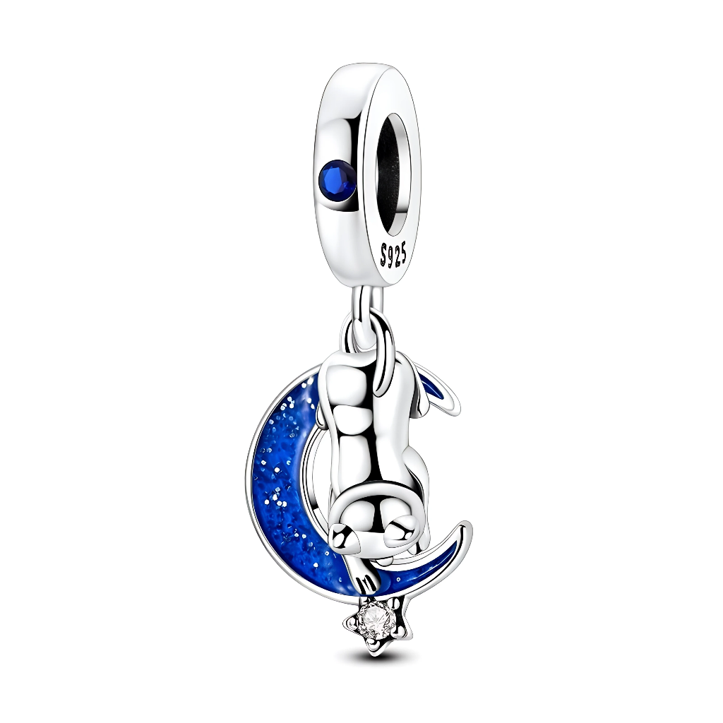 La bélière en argent 925 est lisse, sertie d’un cristal bleu rond sur le côté, et porte le poinçon S925. Le pendentif représente un chat poli en relief, lové sur une lune en émail bleu constellé de paillettes, avec une petite étoile claire en zircone suspendue à la pointe inférieure du croissant.