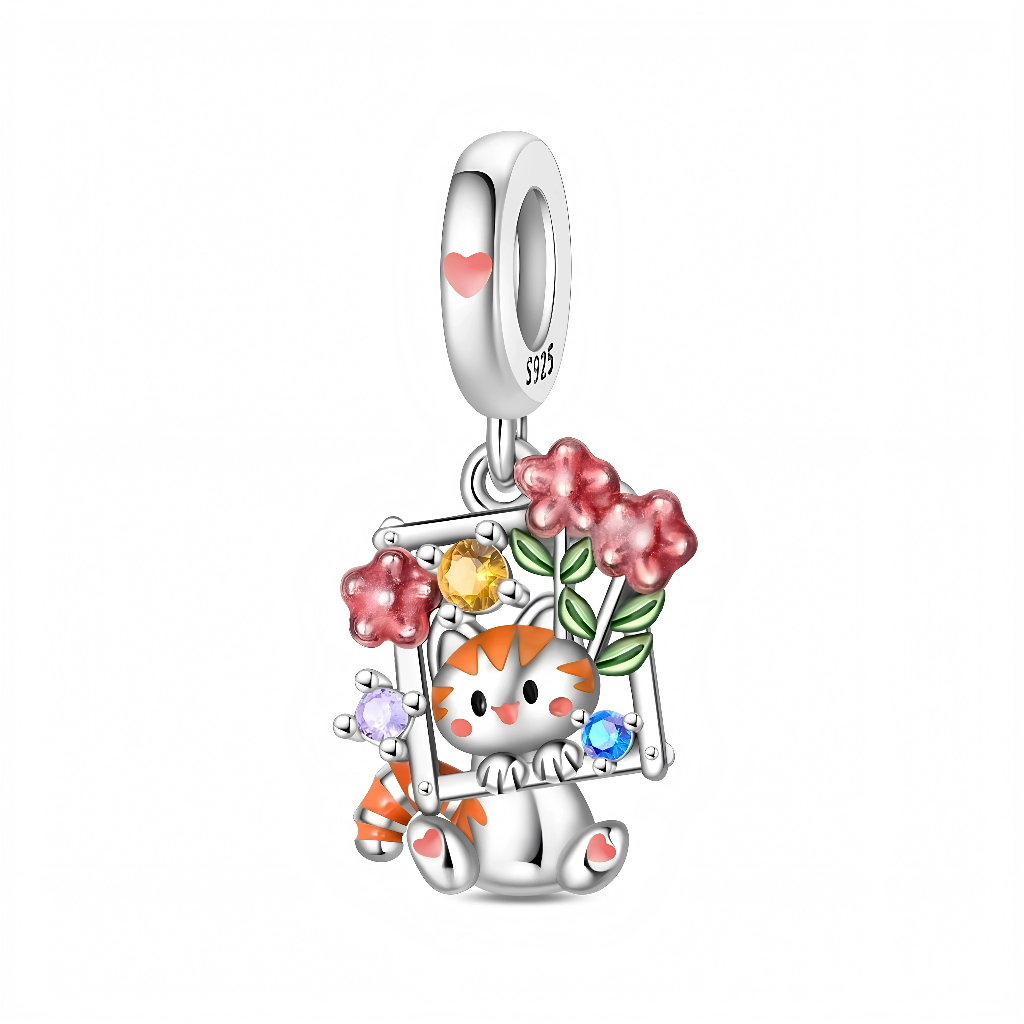 Charm chaton joueur sur balançoire fleurie, idéal pour symboliser la douceur, la joie et l’insouciance. Les détails d’émail coloré et les pierres scintillantes en font une pièce très mignonne pour un bracelet type Pandora, surtout pour les amoureux des chats.

