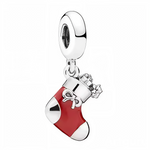 Ce charm capture la magie de Noël avec une chaussette rouge vernissée, rehaussée d’embouts argentés miroir et d’un nœud délicat à la cheville. À l’ouverture, de mini paquets et rubans finement ciselés dépassent, comme tout juste glissés par le Père Noël. Lumineux et joyeux, il se porte seul pour une touche festive immédiate ou s’associe à d’autres symboles de saison pour un bracelet thématique.