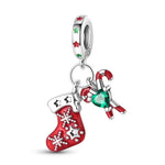 Ce charm ultra festif réunit tous les symboles du réveillon: une chaussette de Noël rouge décorée de flocons et d’étoiles en relief, et deux sucres d’orge rayés rouge et blanc croisés autour d’un cristal vert en forme de cœur. La bélière S925 est ponctuée d’étoiles émaillées rouges et vertes, rappelant les couleurs traditionnelles de Noël et apportant une touche de gaieté supplémentaire. Les deux breloques sont mobiles, créant un joli mouvement à chaque geste et donnant vie à votre bracelet pendant toute la