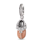 Ce charm représente une petite chaussure montante en argent 925, avec un col moelleux finement texturé qui rappelle une doublure en fourrure. La tige arrondie est mise en valeur par un émail beige rosé parsemé de petits points clairs, pour un effet hivernal doux et lumineux.

Caractéristiques :

- Matière : Argent 925 avec émail beige rosé et cristaux clairs sur la bélière
- Design : Chaussure montante à col douillet suspendue sous une bélière pavée
- Coloris : Argent brillant, beige rosé délicat, éclats tr