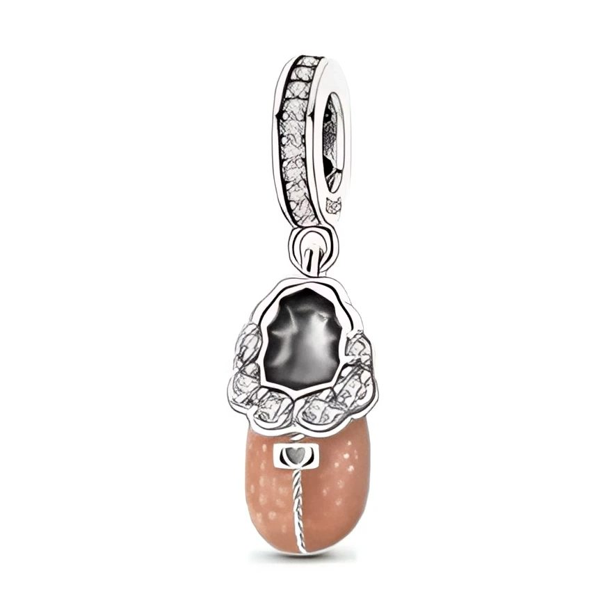 Ce charm représente une petite chaussure montante en argent 925, avec un col moelleux finement texturé qui rappelle une doublure en fourrure. La tige arrondie est mise en valeur par un émail beige rosé parsemé de petits points clairs, pour un effet hivernal doux et lumineux.

Caractéristiques :

- Matière : Argent 925 avec émail beige rosé et cristaux clairs sur la bélière
- Design : Chaussure montante à col douillet suspendue sous une bélière pavée
- Coloris : Argent brillant, beige rosé délicat, éclats tr