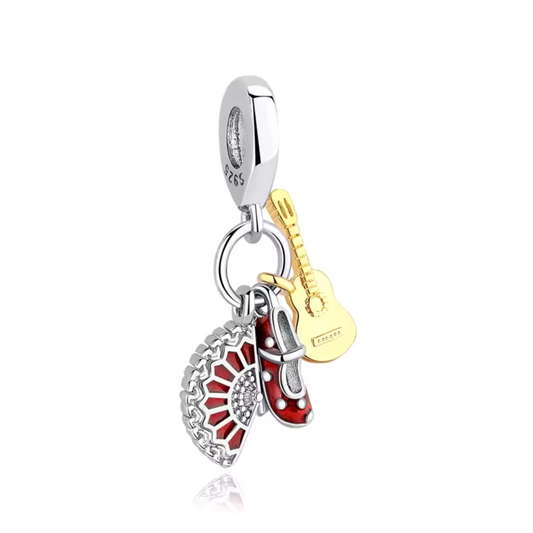 Ajoutez une touche d’élégance et de culture à votre collection avec ce charm représentant des chaussures de danse, un éventail et une guitare, emblématiques de l'art et de la tradition espagnole. Fabriqué en argent 925, ce bijou symbolise la grâce du flamenco, la passion de la musique et le raffinement des traditions. Parfait pour les amateurs de danse, de musique et de voyages, ce charm apporte une énergie vibrante et authentique à votre bijou.