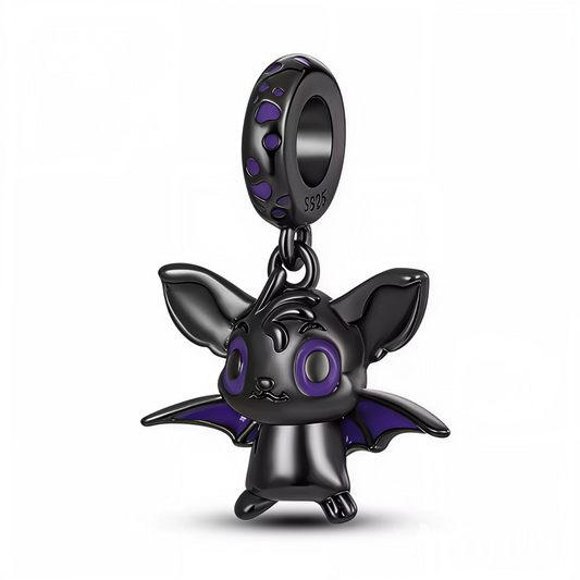 Adoptez une touche fun et mystérieuse sur vos bijoux avec ce charm chauve-souris au look kawaii ! Entièrement réalisé en argent 925 plaqué noir, ce bijou se distingue par son design original : la chauve-souris, aux grands yeux violets et aux ailes assorties, affiche une posture espiègle et attendrissante. Les détails violets sur la bélière et les ailes ajoutent de la modernité et du contraste à l’ensemble. Idéal pour Halloween ou pour pimenter au quotidien son bracelet avec une note pop et surprenante.