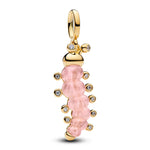 Apporte une touche de douceur et de fantaisie à ton bracelet avec ce charm en argent sterling 925 représentant une adorable chenille dorée et rose. Son design original et délicat évoque le printemps, la transformation et la tendresse, tout en ajoutant une note lumineuse et amusante à ton style. Un bijou plein de charme qui attire le regard avec douceur.

Caractéristiques :

- Matière : Argent 925.
- Design : Chenille dorée et rose, finitions brillantes et détaillées.
- Dimensions : Taille standard charm (~1