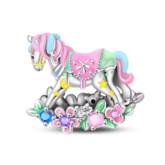 Ajoutez une touche ludique et colorée à votre collection avec ce charm pendentif en forme de cheval à bascule. Ses nuances multicolores vibrantes et son design détaillé en font un bijou original, parfait pour exprimer votre côté enfantin et joyeux tout en restant chic.