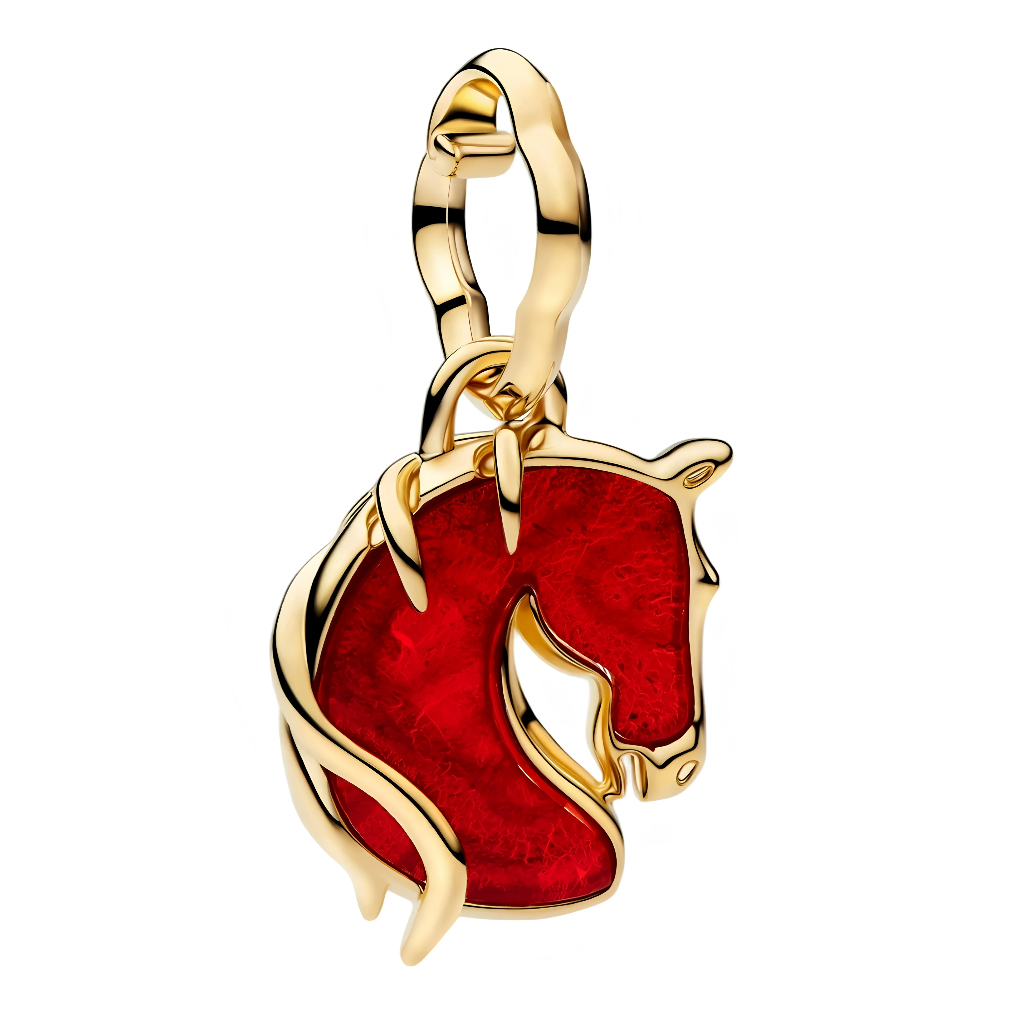 Ce charm dynamique en argent 925 arbore un profil de cheval fier au pelage émail rouge texturé velouté, encadré de contours ciselés élégants, symbolisant force, liberté et passion galopante avec une allure sophistiquée.

Caractéristiques :

Composition : Argent sterling 925 poli, émail rouge mat velouté imitant fourrure et contours gravés fluides pour un relief vivant.
Esthétique : Silhouette cheval profilée expressive, crinière ondulée stylisée, œil perçant ciselé, boucle supérieure intégrée discrète.
Fini