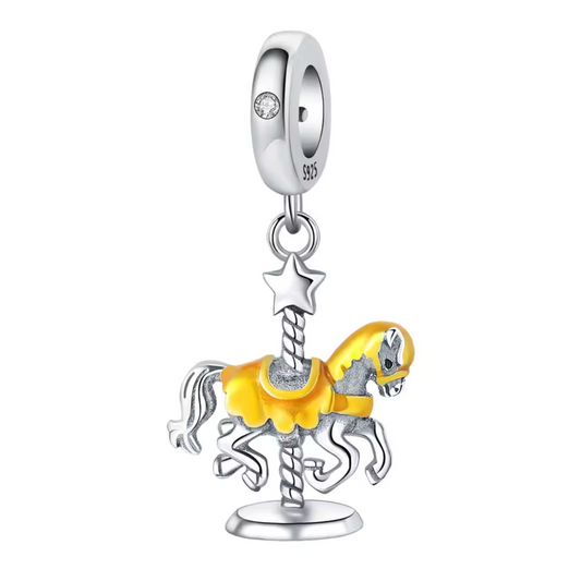 Revivez la magie des fêtes foraines avec ce charm pendentif en argent 925 représentant un cheval de carrousel finement sculpté. Ses détails élégants et ses touches colorées rappellent l’enfance et l’émerveillement. Un bijou plein de charme et de poésie pour illuminer votre collection.