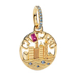 Apporte une touche urbaine et moderne à ton bracelet avec ce charm Chicago. Son design inspiré de la ville évoque l’énergie, l’architecture et le caractère unique de la “Windy City”, tout en ajoutant une note élégante et tendance à ta collection. Un bijou symbolique et raffiné, parfait pour les amoureux du voyage et des grandes villes.

Caractéristiques :
-&nbsp;Matière : Argent 925.
-&nbsp;Design : Charm Chicago avec finition brillante et détails soignés.
-&nbsp;Dimensions : Taille délicate et confortable 