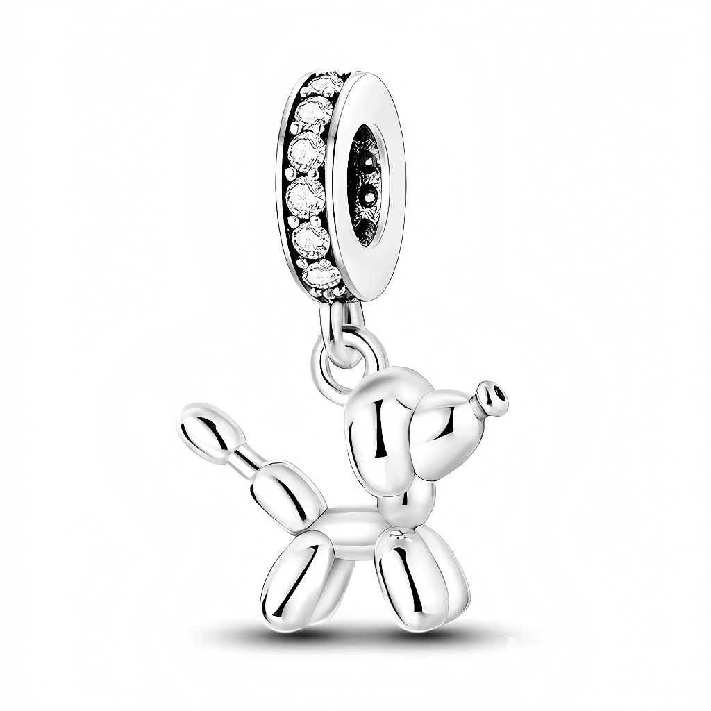 Apportez une touche de fantaisie contemporaine à votre collection avec ce charm pendentif en argent 925 représentant un chien ballon gonflable, inspiré des sculptures pop art. Brillant, ludique et ultra tendance, ce bijou évoque l’univers de l’art moderne tout en ajoutant une note amusante et élégante à vos bracelets ou colliers. Un petit clin d’œil artistique pour affirmer votre originalité avec style.