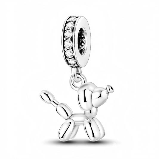 Apportez une touche de fantaisie contemporaine à votre collection avec ce charm pendentif en argent 925 représentant un chien ballon gonflable, inspiré des sculptures pop art. Brillant, ludique et ultra tendance, ce bijou évoque l’univers de l’art moderne tout en ajoutant une note amusante et élégante à vos bracelets ou colliers. Un petit clin d’œil artistique pour affirmer votre originalité avec style.