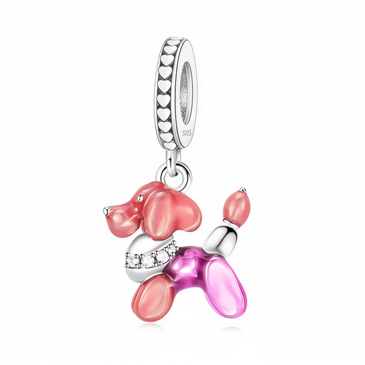 Ajoutez une note ludique et pleine de fantaisie à votre collection avec ce charm irrésistible représentant un chien ballon dans un style pop art éclatant. Son design coloré et créatif évoque la magie des fêtes et l’espièglerie de l’enfance, parfait pour raviver votre quotidien ou faire sourire vos proches à chaque regard. Les détails subtils en argent 925, associés à des touches de rose et de violet translucides, apportent une élégance pétillante tout en douceur. Facile à intégrer à vos compositions, ce bij