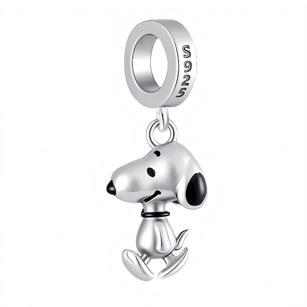 Ce charm joyeux représente un chien au museau fin et allongé en argent sterling poli, marchant avec malice les pattes avant levées et queue en mouvement dynamique. Les détails noirs sur museau et yeux soulignent un regard espiègle et fidèle, avec un petit collier simple pour un air décontracté chic. Symbole de complicité quotidienne et d’aventure espiègle, il apporte bonne humeur canine à tout bracelet.

Caractéristiques :

Matière : Argent 925 (S925).
Design : Figurine chien marchant profil, museau noir ye
