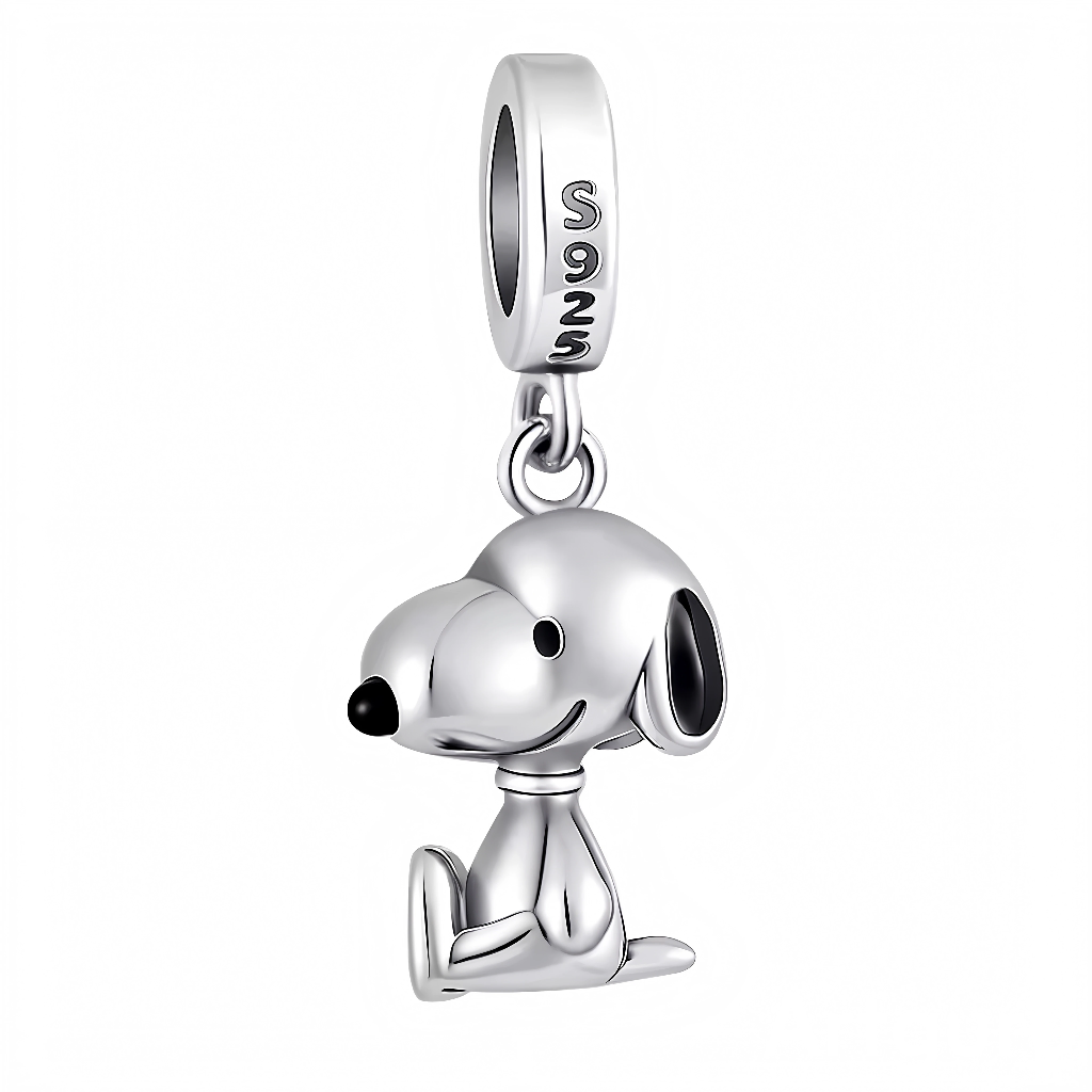 Ce charm charmant montre un chien au museau allongé et fin assis en argent sterling poli, avec un sourire espiègle et collier discret pour un air décontracté et fidèle. Les détails noirs sur museau et yeux accentuent son expression joyeuse et malicieuse, avec une posture stable et pattes posées. Symbole de complicité paisible et d’amitié sincère, il diffuse bonne humeur canine sur tout bracelet.

Caractéristiques :

Matière : Argent 925 (S925).
Design : Figurine chien assis profil museau long, yeux noirs mu