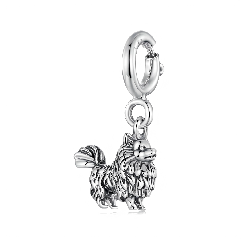 Charm chien Pomeranian en Argent 925 au rendu réaliste, parfait pour symboliser l’amour des chiens ou rendre hommage à son compagnon à quatre pattes. Le métal poli et les reliefs du pelage créent un contraste élégant et lumineux sans ajout de couleur, pour un style chic et intemporel.

