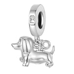 Apporte une touche tendre et originale à ton bracelet avec ce charm pendentif chien argenté. Son design en argent 925 met en valeur un petit chien plein de charme, symbole de fidélité, d’affection et de joie. Un bijou élégant et attachant, parfait pour les amoureux des animaux.

Caractéristiques :

- Matière : Argent 925.
- Design : Chien argenté en pendentif avec finitions soignées.
- Dimensions : Taille délicate et confortable à porter.
- Style : Bijou animalier, raffiné et original.
- Symbolique : Fidéli
