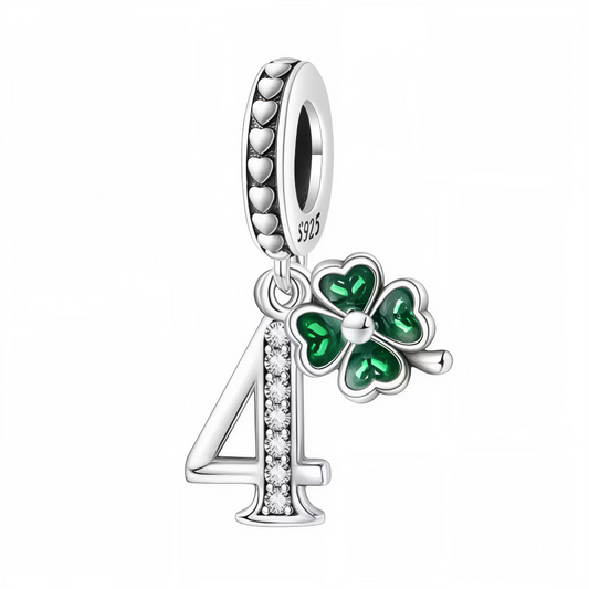 Ajoutez une touche de chance et d’élégance à votre bracelet avec ce charm pendentif en forme de chiffre "4", réalisé en argent 925 et orné d’un trèfle à 4 feuilles vert, symbole universel de porte-bonheur. Un bijou raffiné, parfait pour mettre en valeur un chiffre important tout en attirant la chance.