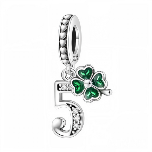 Ajoutez une touche de chance et de raffinement à votre bracelet avec ce charm pendentif en forme de chiffre "5", réalisé en argent 925 et orné d’un trèfle à 4 feuilles vert, symbole universel de porte-bonheur. Un bijou élégant, idéal pour représenter un chiffre significatif tout en attirant la chance.