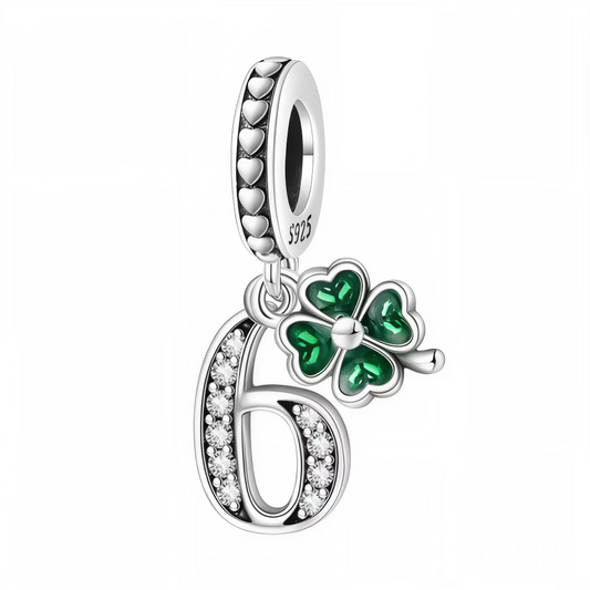 Apportez chance et élégance à votre bracelet avec ce charm pendentif en forme de chiffre "6", réalisé en argent 925 et orné d’un trèfle à 4 feuilles vert, symbole universel de porte-bonheur. Un bijou raffiné, parfait pour représenter un chiffre marquant tout en attirant la chance.