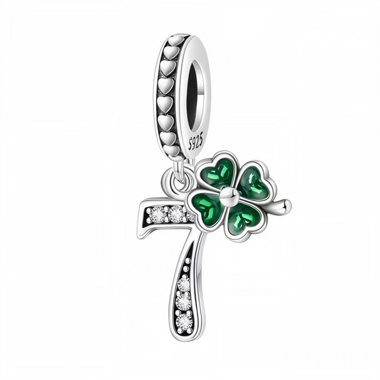 Ajoutez une touche porte-bonheur à votre bracelet avec ce charm pendentif en forme de chiffre "7", réalisé en argent 925 et orné d’un trèfle à 4 feuilles vert, symbole universel de chance. Un bijou élégant et raffiné, parfait pour représenter un chiffre significatif tout en attirant la chance.