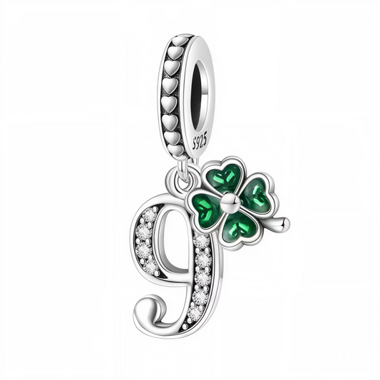 Ajoutez une touche de chance et de raffinement à votre bracelet avec ce charm pendentif en forme de chiffre "9", réalisé en argent 925 et orné d’un trèfle à 4 feuilles vert, symbole universel de porte-bonheur. Un bijou élégant, parfait pour mettre en valeur un chiffre marquant tout en attirant la chance.