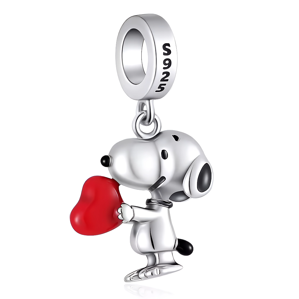 Ce charm attendrissant représente un chiot blanc debout, tenant un grand cœur rouge vif serré contre lui, avec museau noir rond et oreilles tombantes contrastées. Le pendentif articulé en argent met en valeur les courbes lisses du corps et le cœur brillant pour un effet tendre et lumineux. Symbole d’amour inconditionnel et de complicité avec son compagnon à quatre pattes, il est parfait pour offrir un message affectueux au quotidien.

Caractéristiques :

Matière : Argent 925 (S925) estampillé sur l’anneau, 