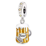 Ce charm représente une chope de bière débordante de mousse blanche, avec un verre doré brillant décoré d’étoiles et d’un motif de feuille stylisée qui rappelle les ingrédients de la boisson. Il symbolise convivialité, détente et moments de fête, parfait pour les amateurs d’ambiance chaleureuse et de soirées entre amis.