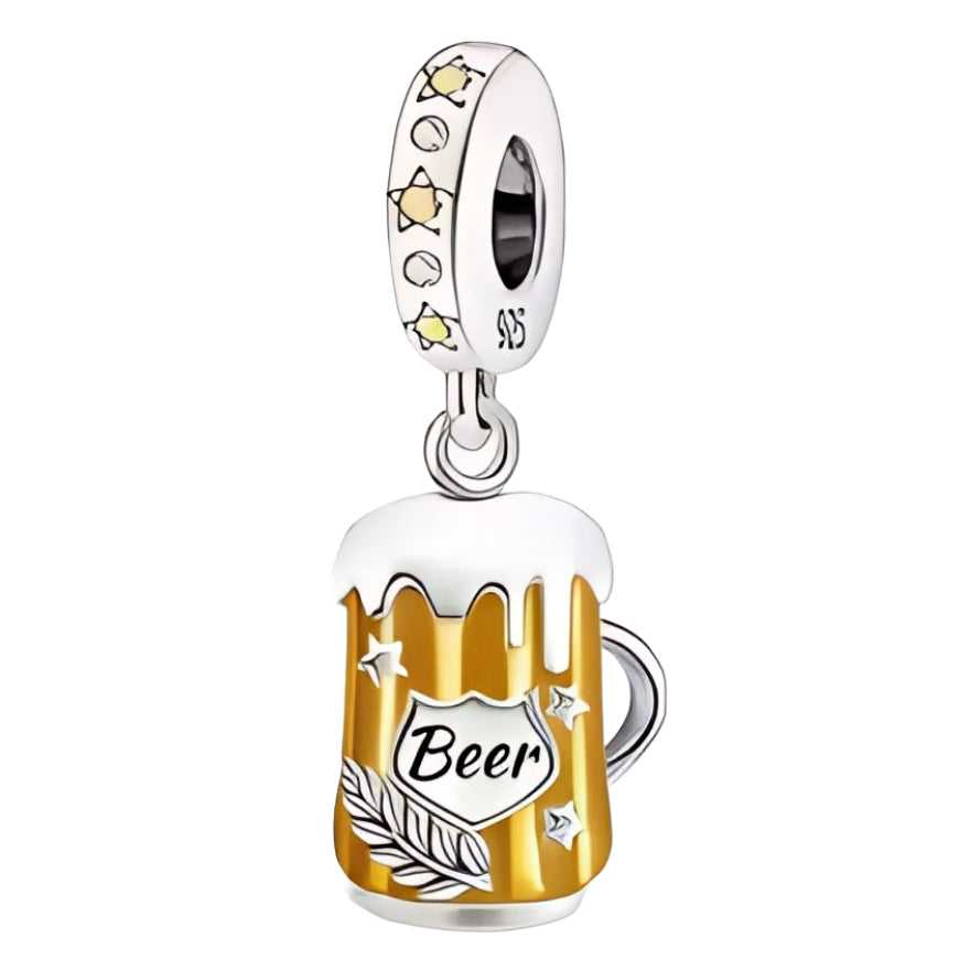 Ce charm représente une chope de bière débordante de mousse blanche, avec un verre doré brillant décoré d’étoiles et d’un motif de feuille stylisée qui rappelle les ingrédients de la boisson. Il symbolise convivialité, détente et moments de fête, parfait pour les amateurs d’ambiance chaleureuse et de soirées entre amis.