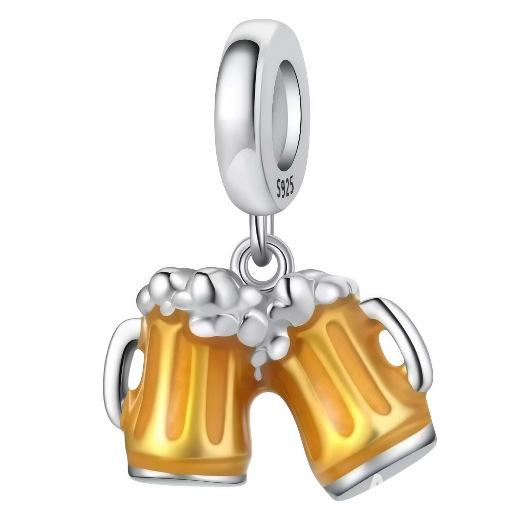 Ce charm en argent 925 capture deux chopes de bière ambrées moussues qui trinquent joyeusement, avec mousse blanche généreuse débordant des anses courbées et verre bombé réaliste. Il rayonne convivialité et fête brassicole, parfait pour personnaliser un bracelet lors de soirées ou thèmes bière.

Caractéristiques :

Matière : Argent 925 (S925)
Design : Duo chopes trinquant, clip bélière ronde
Style : Festif convivial, pour amateurs de bière ou célébrations