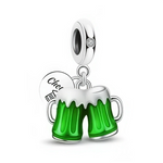 Ce charm met en scène deux chopes de boisson verte qui s’entrechoquent, coiffées d’une mousse blanche brillante pour un effet gourmand et festif. Une petite médaille ronde en argent 925 complète l’ensemble et renforce l’esprit de célébration, idéale pour les amateurs de soirées conviviales et de moments à partager.

Caractéristiques :
Matière : Argent 925 avec émaux verts et blancs
Design : Deux chopes pendantes qui se rencontrent, accompagnées d’un petit médaillon rond
Coloris : Argent brillant, vert inten