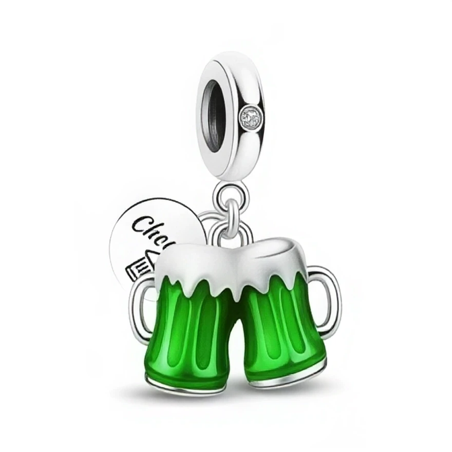 Ce charm met en scène deux chopes de boisson verte qui s’entrechoquent, coiffées d’une mousse blanche brillante pour un effet gourmand et festif. Une petite médaille ronde en argent 925 complète l’ensemble et renforce l’esprit de célébration, idéale pour les amateurs de soirées conviviales et de moments à partager.

Caractéristiques :
Matière : Argent 925 avec émaux verts et blancs
Design : Deux chopes pendantes qui se rencontrent, accompagnées d’un petit médaillon rond
Coloris : Argent brillant, vert inten