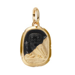 Charm pendentif élégant représentant une chouette, avec un design contrasté mêlant finition dorée et détails sombres. Son style raffiné et mystérieux apporte une touche de caractère à votre bracelet, tout en évoquant la sagesse et le monde nocturne.

Caractéristiques :

- Matière : Argent 925.
- Design : Chouette stylisée avec détails bicolores.
- Style : Élégant, mystérieux et intemporel.
- Symbolique : Sagesse, intuition, protection et nuit.
- Compatibilité : Charm pendentif compatible avec bracelets et c
