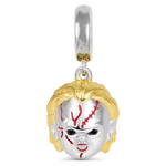 Apportez une touche de terreur à votre collection avec ce charm inspiré de Chucky, le terrifiant personnage de la saga Jeu d'Enfant. Conçu en argent sterling S925, ce charm capture les détails effrayants de la poupée meurtrière, avec son sourire sinistre et son regard perçant, rendant hommage à l'un des personnages les plus emblématiques du cinéma d'horreur.