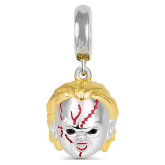 Apportez une touche de terreur à votre collection avec ce charm inspiré de Chucky, le terrifiant personnage de la saga Jeu d'Enfant. Conçu en argent sterling S925, ce charm capture les détails effrayants de la poupée meurtrière, avec son sourire sinistre et son regard perçant, rendant hommage à l'un des personnages les plus emblématiques du cinéma d'horreur.