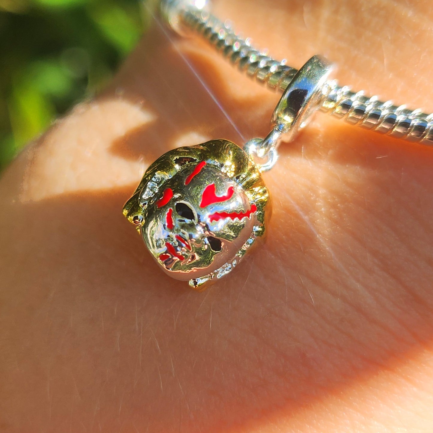 Apportez une touche de terreur à votre collection avec ce charm inspiré de Chucky, le terrifiant personnage de la saga Jeu d'Enfant. Conçu en argent sterling S925, ce charm capture les détails effrayants de la poupée meurtrière, avec son sourire sinistre et son regard perçant, rendant hommage à l'un des personnages les plus emblématiques du cinéma d'horreur.