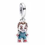 Osez afficher votre passion pour les films d’horreur avec ce charm pendentif à l'effigie de Chucky, réalisé en&nbsp;argent 925&nbsp;et minutieusement coloré à la main. Ce bijou unique reprend fidèlement les détails du célèbre personnage : cicatrices emblématiques, salopette bleue et regard malicieux, pour un rendu à la fois effrayant et collector. Idéal pour personnaliser un bracelet à charms ou un collier, ce pendentif est le must-have des amateurs de pop culture et de bijoux originaux. Une pièce qui prome