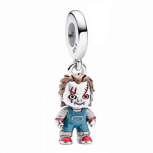 Osez afficher votre passion pour les films d’horreur avec ce charm pendentif à l'effigie de Chucky, réalisé en&nbsp;argent 925&nbsp;et minutieusement coloré à la main. Ce bijou unique reprend fidèlement les détails du célèbre personnage : cicatrices emblématiques, salopette bleue et regard malicieux, pour un rendu à la fois effrayant et collector. Idéal pour personnaliser un bracelet à charms ou un collier, ce pendentif est le must-have des amateurs de pop culture et de bijoux originaux. Une pièce qui prome