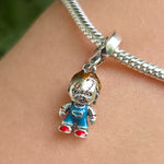 Osez afficher votre passion pour les films d’horreur avec ce charm pendentif à l'effigie de Chucky, réalisé en&nbsp;argent 925&nbsp;et minutieusement coloré à la main. Ce bijou unique reprend fidèlement les détails du célèbre personnage : cicatrices emblématiques, salopette bleue et regard malicieux, pour un rendu à la fois effrayant et collector. Idéal pour personnaliser un bracelet à charms ou un collier, ce pendentif est le must-have des amateurs de pop culture et de bijoux originaux. Une pièce qui prome