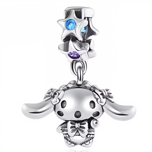 Succombez au charme irrésistible de Cinnamoroll avec ce charm en Argent 925, représentant le petit chiot blanc aux grandes oreilles. Un bijou adorable et raffiné, parfait pour les fans de l’univers Sanrio et les amateurs de style kawaii.

Caractéristiques
– Matière : Argent 925
– Design : Cinnamoroll détaillé avec ses grandes oreilles et son adorable expression
– Coloris : Argenté brillant
– Style : Kawaii, mignon et tendre