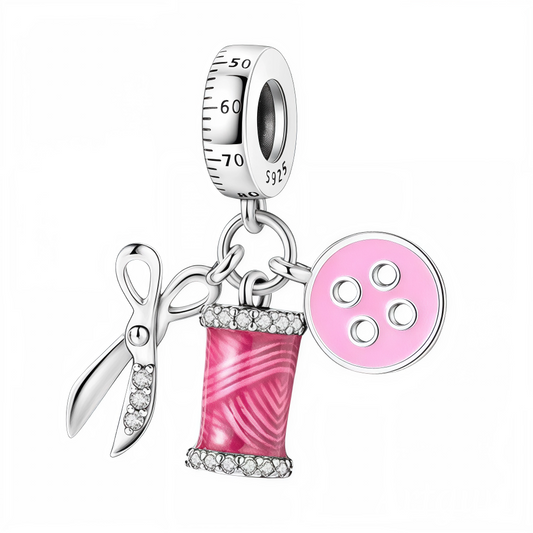Ajoutez une touche créative à votre collection avec ce charm représentant une paire de ciseaux accompagnée d’un bouton et de fil. Ce bijou en argent 925 célèbre l’artisanat et le savoir-faire, parfait pour les amateurs de couture et de DIY.