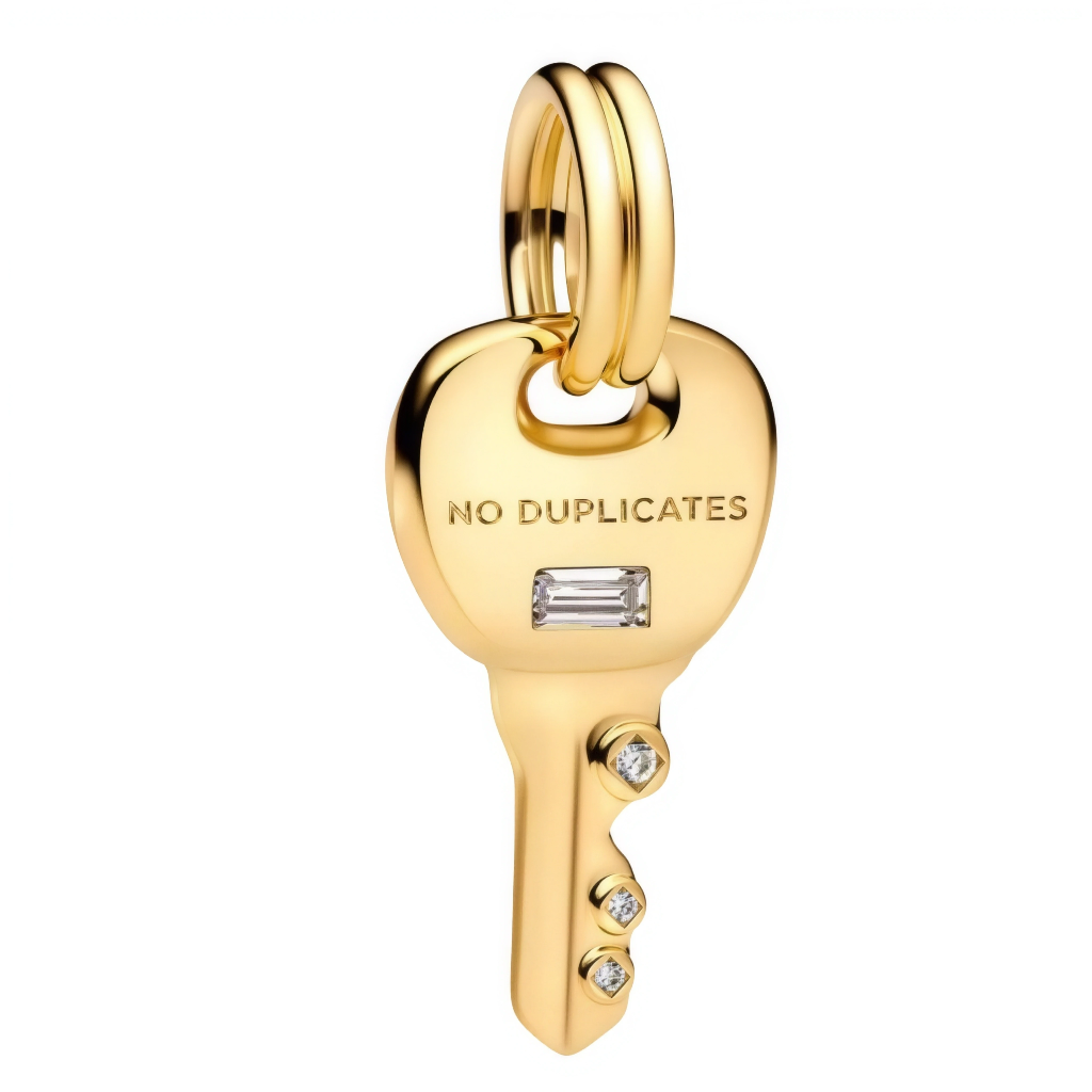 Ce charm raffiné en forme de clé arbore une silhouette élancée rehaussée d’un placage doré lumineux, avec un anneau double pour l’accrocher facilement à un bracelet ou un collier. La tête de la clé présente une surface lisse gravée d’un message minimaliste, tandis qu’un cristal rectangulaire et trois pierres rondes étincelantes soulignent les dents de la clé pour un éclat moderne et précieux. Ce bijou symbolique évoque l’idée d’ouvrir ce qui compte le plus, parfait pour un look élégant de tous les jours ou 