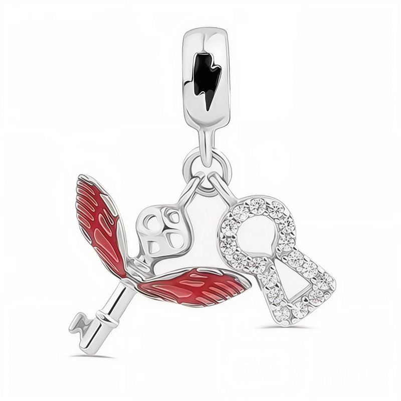 Ce charm mystique enchanteur dévoile une clé ancienne sertie de cristaux transparents, déployant des ailes de papillon émaillées rouge vif aux reflets métalliques, évoquant un éclair foudroyant au cœur. Une petite serrure stylisée ajourée complète l'ensemble, suspendu à une chaîne fine pour une accroche élégante. Symbole de secrets dévoilés et liberté magique, il mystifie les bracelets d'une aura enchantée sophistiquée.

Caractéristiques

Matière : Argent 925 (S925) avec émail rouge et cristaux blancs.
Desi