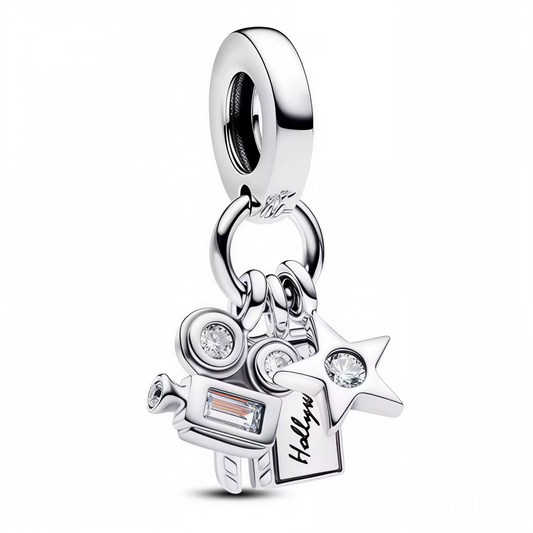 Apportez une touche cinématographique et glamour à votre collection avec ce charm pendentif en Argent 925, représentant un clap de cinéma gravé "Hollywood", accompagné d’une étoile et d’une caméra finement détaillées. Un bijou parfait pour les passionnés du 7ème art qui souhaitent afficher leur amour du cinéma avec style.

Caractéristiques
– Matière : Argent 925 (S925).
– Design : Clap "Hollywood" avec étoile et caméra.
– Coloris : Argenté brillant.
– Style : Glamour, artistique et original.